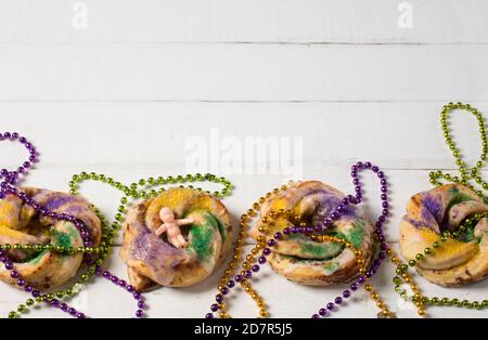 Mardi Gras König Kuchen und Dekoration Stockfoto