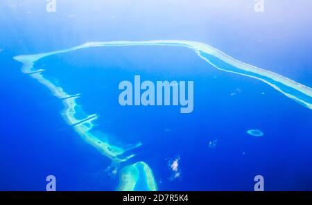 Atemberaubende Luftaufnahme der Inseln und des Atolls von oben Stockfoto