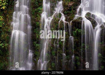 UN-Named Creek fällt über Feature Show Falls und in Boulder River, Boulder River Wilderness, Central Cascades, Washington, USA Stockfoto