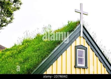 Hof, Island Kirche Nahaufnahme, die das letzte Gebäude in traditionellen Rasen-Stil, Hofskirkja, Gebäude Dach mit grünem Gras und bewölktem Himmel backgro bedeckt war Stockfoto