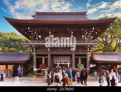 shibuya, japan - november 02 2019: Touristenmassen, die die Chrysanthemum Blumen vor dem zweistöckigen Tor rōmon namens minami-shinmon in genießen Stockfoto