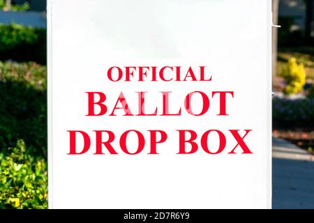 Offizielle Stimmzettel Drop-Box Zeichen auf weißen Sammelkasten im Freien während der Wahl eingerichtet. Stockfoto