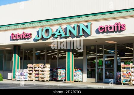 JOANN Fabrics and Crafts Store Eingang und Außenseite - Cupertino, California, USA - 2020 Stockfoto