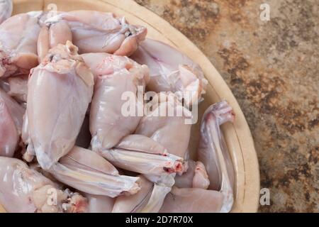 Raw Froschschenkel auf einer Platte Stockfoto