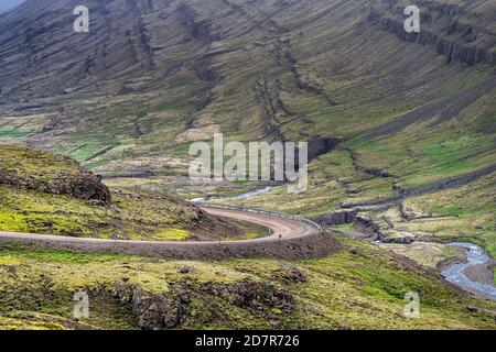 Ringstraße auf Route 1 im Südosten Islands Autobahn mit Moos grüne Landschaft Berge und Auto am steilen Hang mit Bewölkt bewölkt stürmisch Wetter in Be Stockfoto