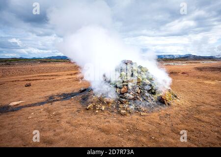 Heißer Dampf steigt aus dem Geysir in Hverir Geothermische Spot Bereich in Island von Myvatn Caldera See berühmt Ort in Nordisland Stockfoto