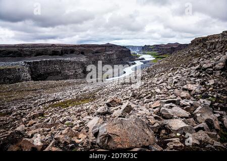 Island Dettifoss Wasserfall Flussschlucht mit grauem Himmel und grau Wasser mit felsigen grauen Klippen und niemand in Vatnajokull National Parken Stockfoto