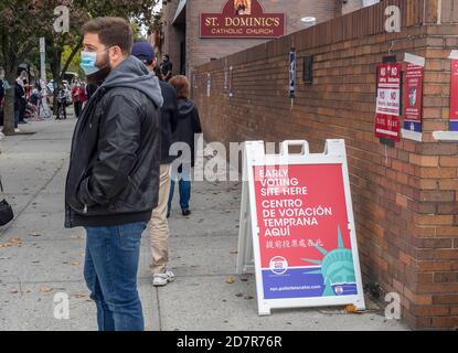 Brooklyn, NY, USA - 24. Oktober 2020: Menschen warten in der Schlange für die vorgezogene Präsidentschaftswahl in St. Dominic's Catholic Church, Brooklyn inmitten von Coronavirus Stockfoto