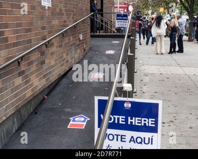 Brooklyn, NY, USA - 24. Oktober 2020: Menschen warten in der Schlange für die vorgezogene Präsidentschaftswahl in St. Dominic's Catholic Church, Brooklyn inmitten von Coronavirus Stockfoto