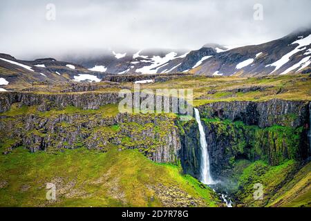 Grundarfoss Wasserfall Klippe mit Grundara Fluss fließt im Sommer in der Nähe Grundarfjordur auf der Halbinsel Snaefellsnes in Westisland Stockfoto