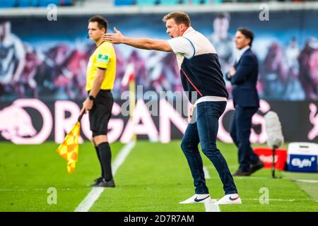 Leipzig, Deutschland. Okt. 2020. Julian Nagelsman, Cheftrainer (C) von RB Leipzig, reagiert während eines Bundesliga-Fußballspiels zwischen RB Leipzig und Hertha Berlin in Leipzig am 24. Oktober 2020. Quelle: Kevin Voigt/Xinhua/Alamy Live News Stockfoto