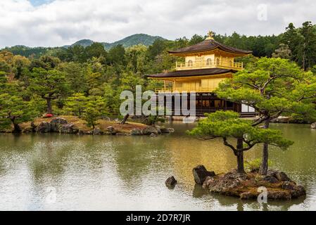 Eine der beliebtesten Sehenswürdigkeiten in Japan ist Kinkaku-ji, der Tempel des Goldenen Pavillons in Kyoto Stockfoto