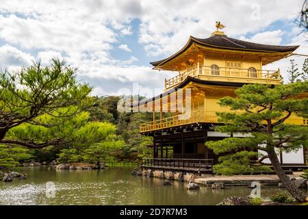 Eine der beliebtesten Sehenswürdigkeiten in Japan ist Kinkaku-ji, der Tempel des Goldenen Pavillons in Kyoto Stockfoto