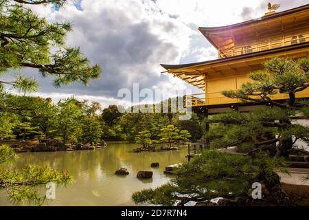 Eine der beliebtesten Sehenswürdigkeiten in Japan ist Kinkaku-ji, der Tempel des Goldenen Pavillons in Kyoto Stockfoto