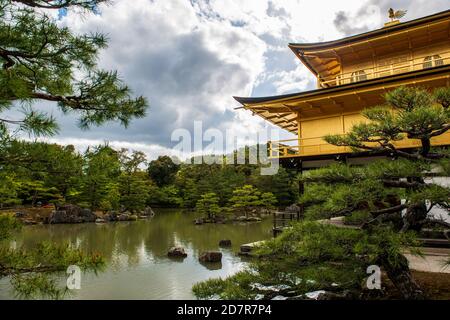 Eine der beliebtesten Sehenswürdigkeiten in Japan ist Kinkaku-ji, der Tempel des Goldenen Pavillons in Kyoto Stockfoto