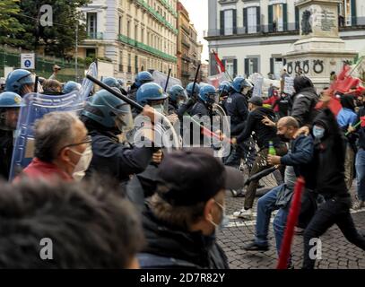 Neapel, Italien. Okt. 2020. Neue Zusammenstöße in Neapel, Italien, am 24. Oktober 2020, gegen die Auswirkungen der Sperre und gegen Covid Sperrstunde. Die Vorfälle brachen am Ende der Demonstration aus, die von den Sozialzentren organisiert wurde, mit der Teilnahme anderer Akronyme, vor dem Hauptquartier der Confindustria Napoli, auf der Piazza dei Martiri. Während der Veranstaltung wurden Eier mit roter Farbe auf die Eingangstür des Gebäudes geworfen (Foto: Alessandro Barone/Pacific Press/Sipa USA) Quelle: SIPA USA/Alamy Live News Stockfoto