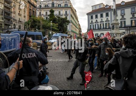 Neapel, Italien. Okt. 2020. Neue Zusammenstöße in Neapel, Italien, am 24. Oktober 2020, gegen die Auswirkungen der Sperre und gegen Covid Sperrstunde. Die Vorfälle brachen am Ende der Demonstration aus, die von den Sozialzentren organisiert wurde, mit der Teilnahme anderer Akronyme, vor dem Hauptquartier der Confindustria Napoli, auf der Piazza dei Martiri. Während der Veranstaltung wurden Eier mit roter Farbe auf die Eingangstür des Gebäudes geworfen (Foto: Alessandro Barone/Pacific Press/Sipa USA) Quelle: SIPA USA/Alamy Live News Stockfoto