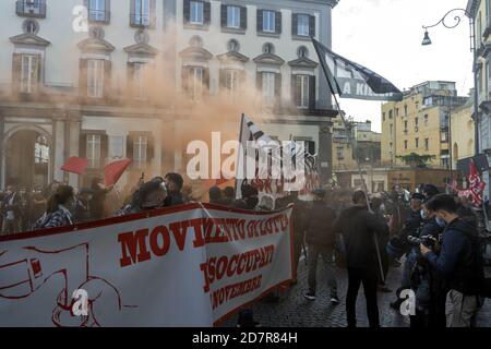 Neapel, Italien. Okt. 2020. Neue Zusammenstöße in Neapel, Italien, am 24. Oktober 2020, gegen die Auswirkungen der Sperre und gegen Covid Sperrstunde. Die Vorfälle brachen am Ende der Demonstration aus, die von den Sozialzentren organisiert wurde, mit der Teilnahme anderer Akronyme, vor dem Hauptquartier der Confindustria Napoli, auf der Piazza dei Martiri. Während der Veranstaltung wurden Eier mit roter Farbe auf die Eingangstür des Gebäudes geworfen (Foto: Alessandro Barone/Pacific Press/Sipa USA) Quelle: SIPA USA/Alamy Live News Stockfoto