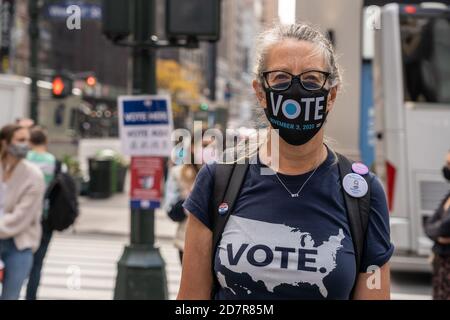 NEW YORK, NY - 24. OKTOBER 2020: Menschen gesehen stehen in Linien, um ihre Stimmen während der frühen Abstimmung für die US-Wahlen in New York City zu geben. Stockfoto