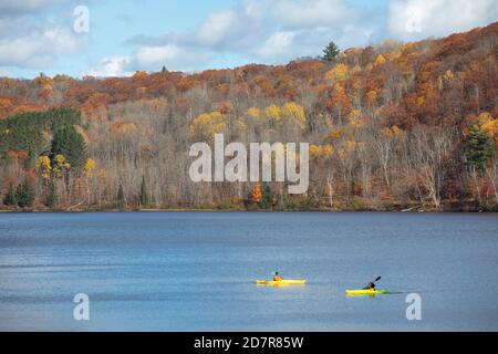 Kajakfahrer auf Arrowhead Lake an einem hellen Herbsttag Stockfoto