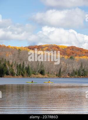 Kajakfahrer auf Arrowhead Lake an einem hellen Herbsttag Stockfoto