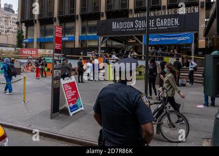 NEW YORK, NY - 24. OKTOBER 2020: Menschen gesehen stehen in Linien, um ihre Stimmen während der frühen Abstimmung für die US-Wahlen in New York City zu geben. Stockfoto
