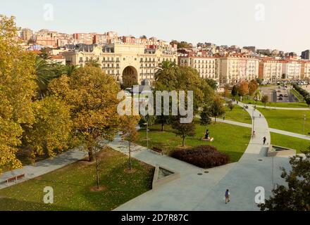 Der ursprüngliche alte Hauptsitz der Banco de Santander auf der Hauptstraße Paseo de Pereda in Santander Kantabrien Spanien aus Das Centro Botin Art Center Stockfoto