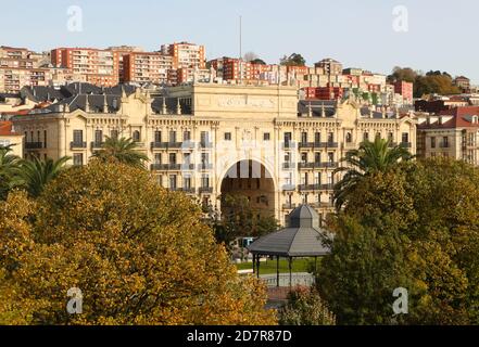 Der ursprüngliche alte Hauptsitz der Banco de Santander auf der Hauptstraße Paseo de Pereda in Santander Kantabrien Spanien aus Das Centro Botin Art Center Stockfoto