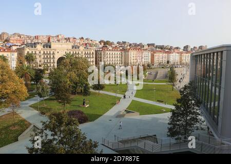 Der ursprüngliche alte Hauptsitz der Banco de Santander auf der Hauptstraße Paseo de Pereda in Santander Kantabrien Spanien aus Das Centro Botin Art Center Stockfoto