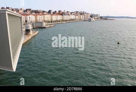 Blick vom Botin Kunstzentrum auf die Uferpromenade der Bucht von Santander Cantabria Spanien Stockfoto