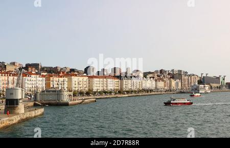 Blick auf den Fährhafen und Paseo de Pereda Santander Kantabrien Spanien mit dem Festival Palace und Royal Maritime Club An einem sonnigen Herbstmorgen Stockfoto