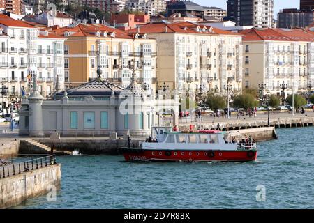 Blick auf den Fährhafen und Paseo de Pereda Santander Cantabria Spanien an einem sonnigen Herbstmorgen Stockfoto