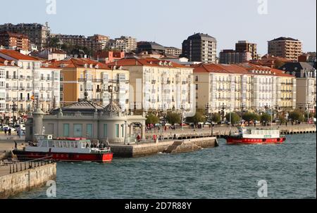 Blick auf den Fährhafen und Paseo de Pereda Santander Cantabria Spanien an einem sonnigen Herbstmorgen Stockfoto