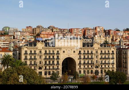 Der ursprüngliche alte Hauptsitz der Banco de Santander auf der Hauptstraße Paseo de Pereda in Santander Kantabrien Spanien aus Das Centro Botin Art Center Stockfoto