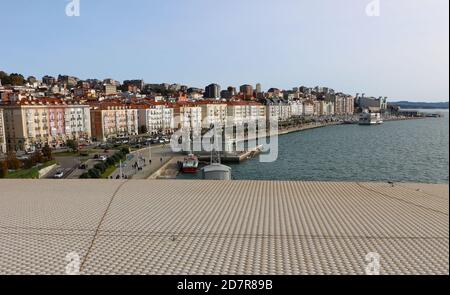 Blick auf den Fährhafen und Paseo de Pereda Santander Kantabrien Spanien mit dem Festival Palace und Royal Maritime Club An einem sonnigen Herbstmorgen Stockfoto