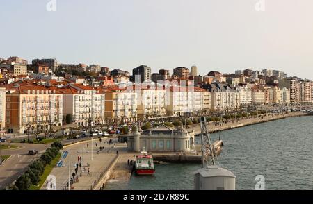 Blick auf den Fährhafen und Paseo de Pereda Santander Cantabria Spanien an einem sonnigen Herbstmorgen Stockfoto