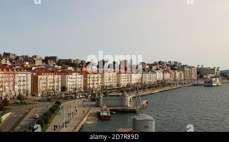 Blick auf den Fährhafen und Paseo de Pereda Santander Kantabrien Spanien mit dem Festival Palace und Royal Maritime Club An einem sonnigen Herbstmorgen Stockfoto