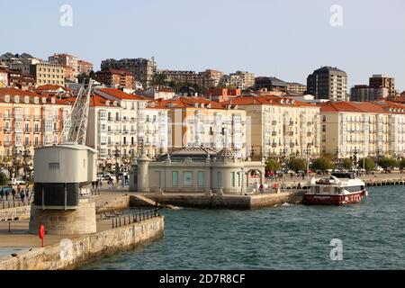 Kran-Fährstation und eine Fähre an der Bucht mit der Hauptstraße Paseo de Pereda hinter Santander Cantabria Spanien Stockfoto