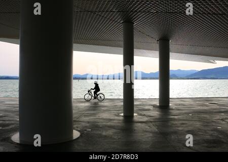 Radler auf dem Paseo Maritimo de Santander Cantabria Spanien An einem sonnigen Oktobermorgen im Schatten der Centro Botin Kunstzentrum Stockfoto