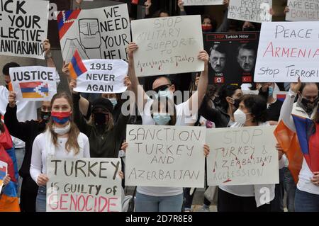 Boston, Massachusetts, USA. Okt. 2020. Armenisch-amerikanische Kundgebung und Protest gegen aserbaidschanische und türkische Angriffe und Aggressionen auf die Republik Arzakh, Berg-Karabach, in einer stillen Aktion in Faneuil Hall und Quincy Marketplace in Boston. Touristen und Einheimische, die trotz der Covid-19-Pandemie einen letzten warmen Herbsttag ausgingen, interagierten schließlich mit den Demonstranten, nachdem sie die informativen Zeichen über die Krise gelesen hatten, die mit dem 27. September begann. Angriff auf die Republik Arzakh durch aserbaidschanische Truppen, die das Land durch militärische Aktion zurücknehmen wollen. (Bild: © Kenneth Martin/ Stockfoto