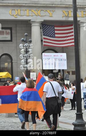 Boston, Massachusetts, USA. Okt. 2020. Armenisch-amerikanische Kundgebung und Protest gegen aserbaidschanische und türkische Angriffe und Aggressionen auf die Republik Arzakh, Berg-Karabach, in einer stillen Aktion in Faneuil Hall und Quincy Marketplace in Boston. Touristen und Einheimische, die trotz der Covid-19-Pandemie einen letzten warmen Herbsttag ausgingen, interagierten schließlich mit den Demonstranten, nachdem sie die informativen Zeichen über die Krise gelesen hatten, die mit dem 27. September begann. Angriff auf die Republik Arzakh durch aserbaidschanische Truppen, die das Land durch militärische Aktion zurücknehmen wollen. (Bild: © Kenneth Martin/ Stockfoto