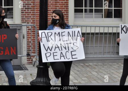 Boston, Massachusetts, USA. Okt. 2020. Armenisch-amerikanische Kundgebung und Protest gegen aserbaidschanische und türkische Angriffe und Aggressionen auf die Republik Arzakh, Berg-Karabach, in einer stillen Aktion in Faneuil Hall und Quincy Marketplace in Boston. Touristen und Einheimische, die trotz der Covid-19-Pandemie einen letzten warmen Herbsttag ausgingen, interagierten schließlich mit den Demonstranten, nachdem sie die informativen Zeichen über die Krise gelesen hatten, die mit dem 27. September begann. Angriff auf die Republik Arzakh durch aserbaidschanische Truppen, die das Land durch militärische Aktion zurücknehmen wollen. (Bild: © Kenneth Martin/ Stockfoto