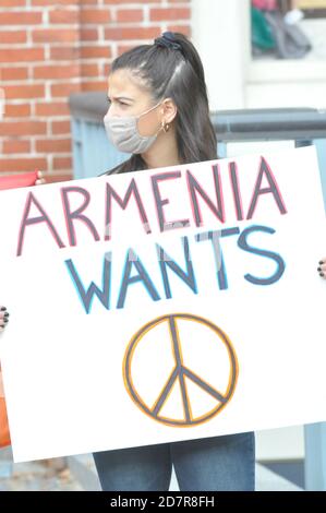 Boston, Massachusetts, USA. Okt. 2020. Armenisch-amerikanische Kundgebung und Protest gegen aserbaidschanische und türkische Angriffe und Aggressionen auf die Republik Arzakh, Berg-Karabach, in einer stillen Aktion in Faneuil Hall und Quincy Marketplace in Boston. Touristen und Einheimische, die trotz der Covid-19-Pandemie einen letzten warmen Herbsttag ausgingen, interagierten schließlich mit den Demonstranten, nachdem sie die informativen Zeichen über die Krise gelesen hatten, die mit dem 27. September begann. Angriff auf die Republik Arzakh durch aserbaidschanische Truppen, die das Land durch militärische Aktion zurücknehmen wollen. (Bild: © Kenneth Martin/ Stockfoto