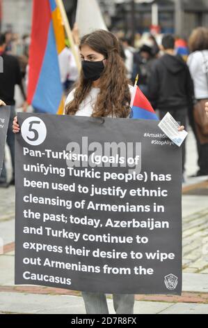 Boston, Massachusetts, USA. Okt. 2020. Armenisch-amerikanische Kundgebung und Protest gegen aserbaidschanische und türkische Angriffe und Aggressionen auf die Republik Arzakh, Berg-Karabach, in einer stillen Aktion in Faneuil Hall und Quincy Marketplace in Boston. Touristen und Einheimische, die trotz der Covid-19-Pandemie einen letzten warmen Herbsttag ausgingen, interagierten schließlich mit den Demonstranten, nachdem sie die informativen Zeichen über die Krise gelesen hatten, die mit dem 27. September begann. Angriff auf die Republik Arzakh durch aserbaidschanische Truppen, die das Land durch militärische Aktion zurücknehmen wollen. (Bild: © Kenneth Martin/ Stockfoto