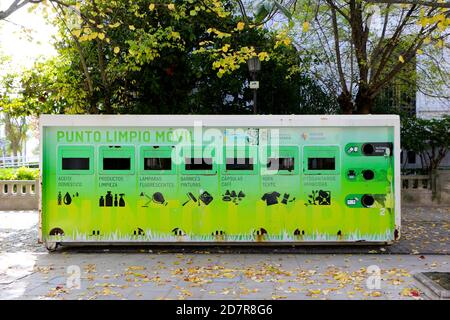 Mobiles Recycling der örtlichen Behörden überspringen Sie die Abschnitte für Kategorien von Müll auf dem Bürgersteig im Zentrum von Santander Kantabrien Spanien Stockfoto