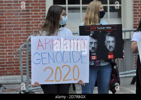 Boston, Massachusetts, USA. Okt. 2020. Armenisch-amerikanische Kundgebung und Protest gegen aserbaidschanische und türkische Angriffe und Aggressionen auf die Republik Arzakh, Berg-Karabach, in einer stillen Aktion in Faneuil Hall und Quincy Marketplace in Boston. Touristen und Einheimische, die trotz der Covid-19-Pandemie einen letzten warmen Herbsttag ausgingen, interagierten schließlich mit den Demonstranten, nachdem sie die informativen Zeichen über die Krise gelesen hatten, die mit dem 27. September begann. Angriff auf die Republik Arzakh durch aserbaidschanische Truppen, die das Land durch militärische Aktion zurücknehmen wollen. (Bild: © Kenneth Martin/ Stockfoto