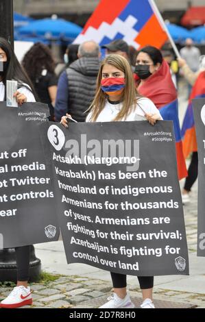 Boston, Massachusetts, USA. Okt. 2020. Armenisch-amerikanische Kundgebung und Protest gegen aserbaidschanische und türkische Angriffe und Aggressionen auf die Republik Arzakh, Berg-Karabach, in einer stillen Aktion in Faneuil Hall und Quincy Marketplace in Boston. Touristen und Einheimische, die trotz der Covid-19-Pandemie einen letzten warmen Herbsttag ausgingen, interagierten schließlich mit den Demonstranten, nachdem sie die informativen Zeichen über die Krise gelesen hatten, die mit dem 27. September begann. Angriff auf die Republik Arzakh durch aserbaidschanische Truppen, die das Land durch militärische Aktion zurücknehmen wollen. (Bild: © Kenneth Martin/ Stockfoto