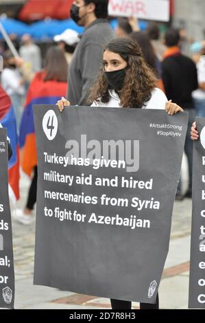 Boston, Massachusetts, USA. Okt. 2020. Armenisch-amerikanische Kundgebung und Protest gegen aserbaidschanische und türkische Angriffe und Aggressionen auf die Republik Arzakh, Berg-Karabach, in einer stillen Aktion in Faneuil Hall und Quincy Marketplace in Boston. Touristen und Einheimische, die trotz der Covid-19-Pandemie einen letzten warmen Herbsttag ausgingen, interagierten schließlich mit den Demonstranten, nachdem sie die informativen Zeichen über die Krise gelesen hatten, die mit dem 27. September begann. Angriff auf die Republik Arzakh durch aserbaidschanische Truppen, die das Land durch militärische Aktion zurücknehmen wollen. (Bild: © Kenneth Martin/ Stockfoto