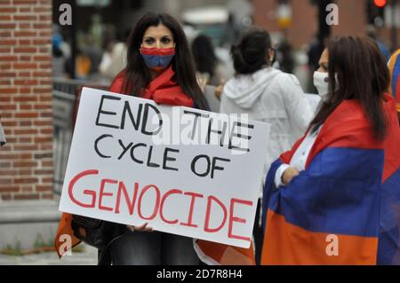 Boston, Massachusetts, USA. Okt. 2020. Armenisch-amerikanische Kundgebung und Protest gegen aserbaidschanische und türkische Angriffe und Aggressionen auf die Republik Arzakh, Berg-Karabach, in einer stillen Aktion in Faneuil Hall und Quincy Marketplace in Boston. Touristen und Einheimische, die trotz der Covid-19-Pandemie einen letzten warmen Herbsttag ausgingen, interagierten schließlich mit den Demonstranten, nachdem sie die informativen Zeichen über die Krise gelesen hatten, die mit dem 27. September begann. Angriff auf die Republik Arzakh durch aserbaidschanische Truppen, die das Land durch militärische Aktion zurücknehmen wollen. (Bild: © Kenneth Martin/ Stockfoto