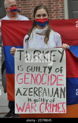 Boston, Massachusetts, USA. Okt. 2020. Armenisch-amerikanische Kundgebung und Protest gegen aserbaidschanische und türkische Angriffe und Aggressionen auf die Republik Arzakh, Berg-Karabach, in einer stillen Aktion in Faneuil Hall und Quincy Marketplace in Boston. Touristen und Einheimische, die trotz der Covid-19-Pandemie einen letzten warmen Herbsttag ausgingen, interagierten schließlich mit den Demonstranten, nachdem sie die informativen Zeichen über die Krise gelesen hatten, die mit dem 27. September begann. Angriff auf die Republik Arzakh durch aserbaidschanische Truppen, die das Land durch militärische Aktion zurücknehmen wollen. (Bild: © Kenneth Martin/ Stockfoto